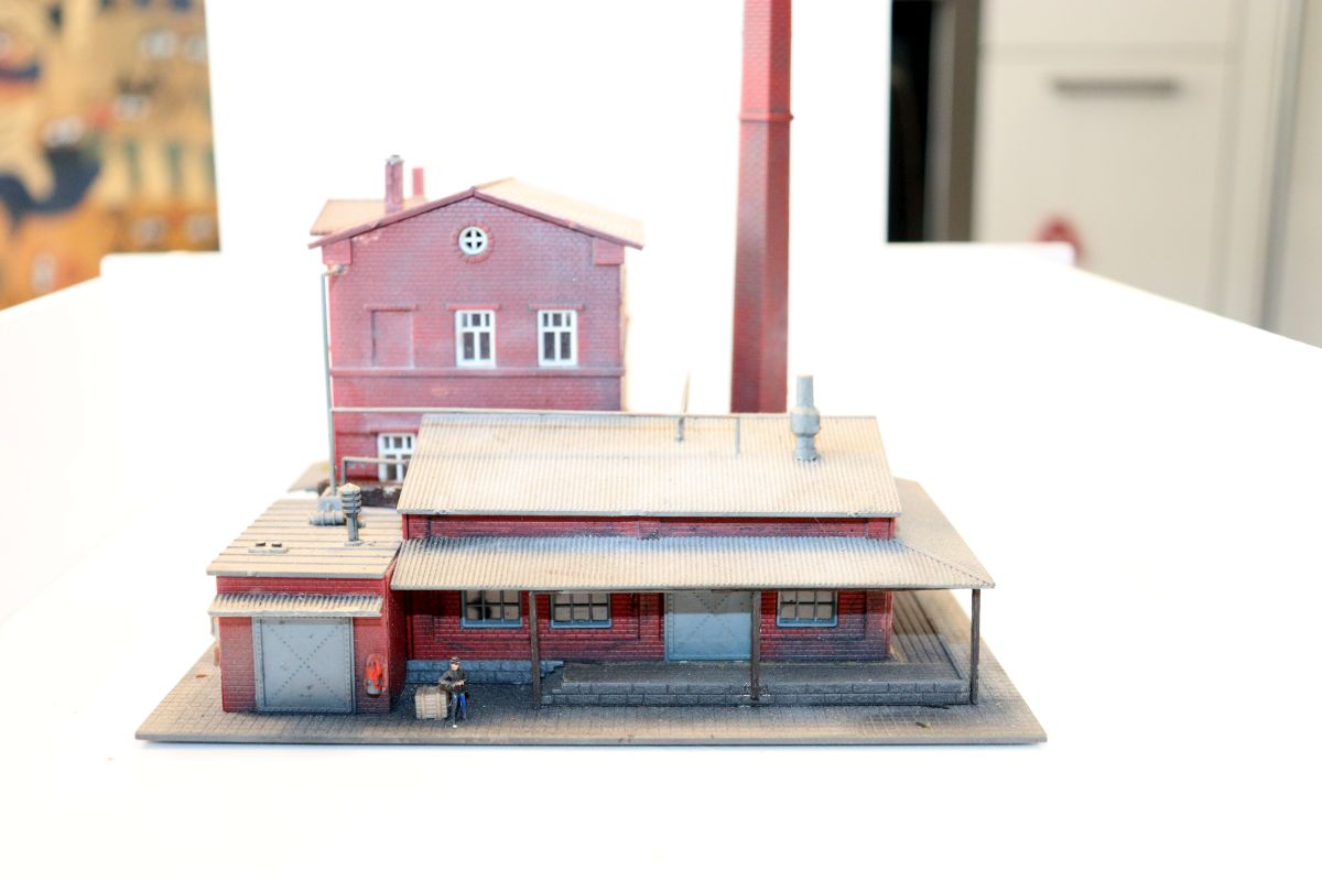 Model SW21163, industrial building with chimney, (already assembled from kit, item comes from a dismantled layout), for N gauge, 