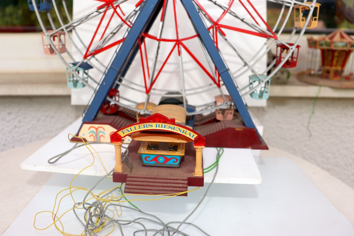 Model kit SW21972, Faller Fairground set consisting of 4 illuminated booths, 1 motorized chain carousel, 1 illuminated and motorized Ferris wheel, for H0 scale,
