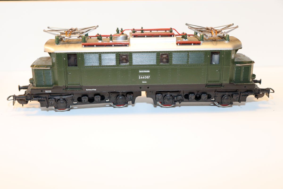 Piko electric locomotive BR E 44087 of the DB, green, DC, for gauge H0, see pictures