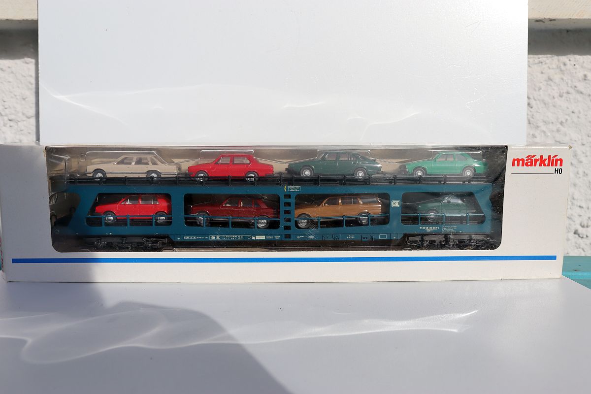 Märklin 4234, Passenger train car transport wagon, 4 axles, loaded with 8 Wiking cars, AC, for H0 scale,