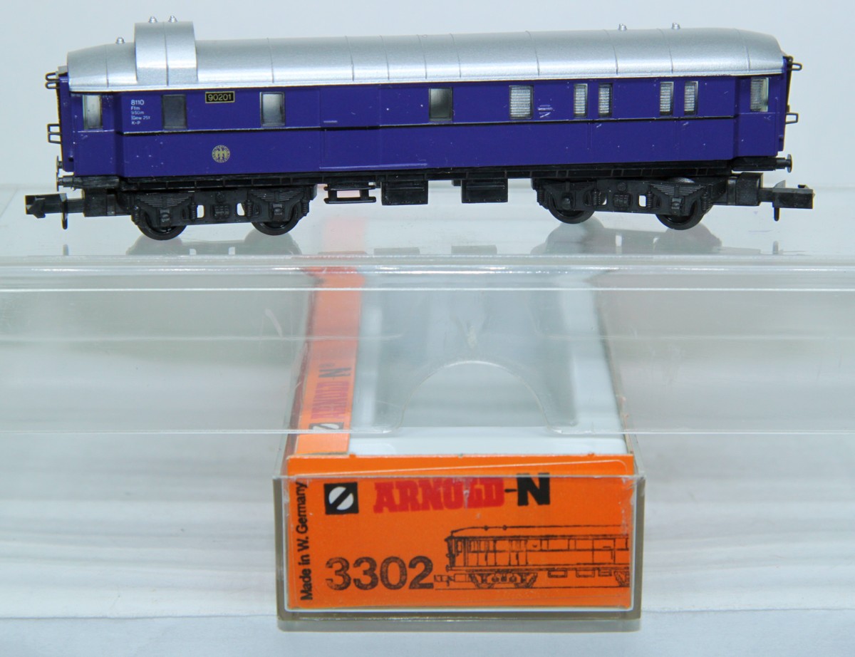 Arnold 3302, Gepäckwagen, Gattung/Bauart SPw4ü-28, 4-achsig, violett,  DC, Spur N, in Originalverpackung