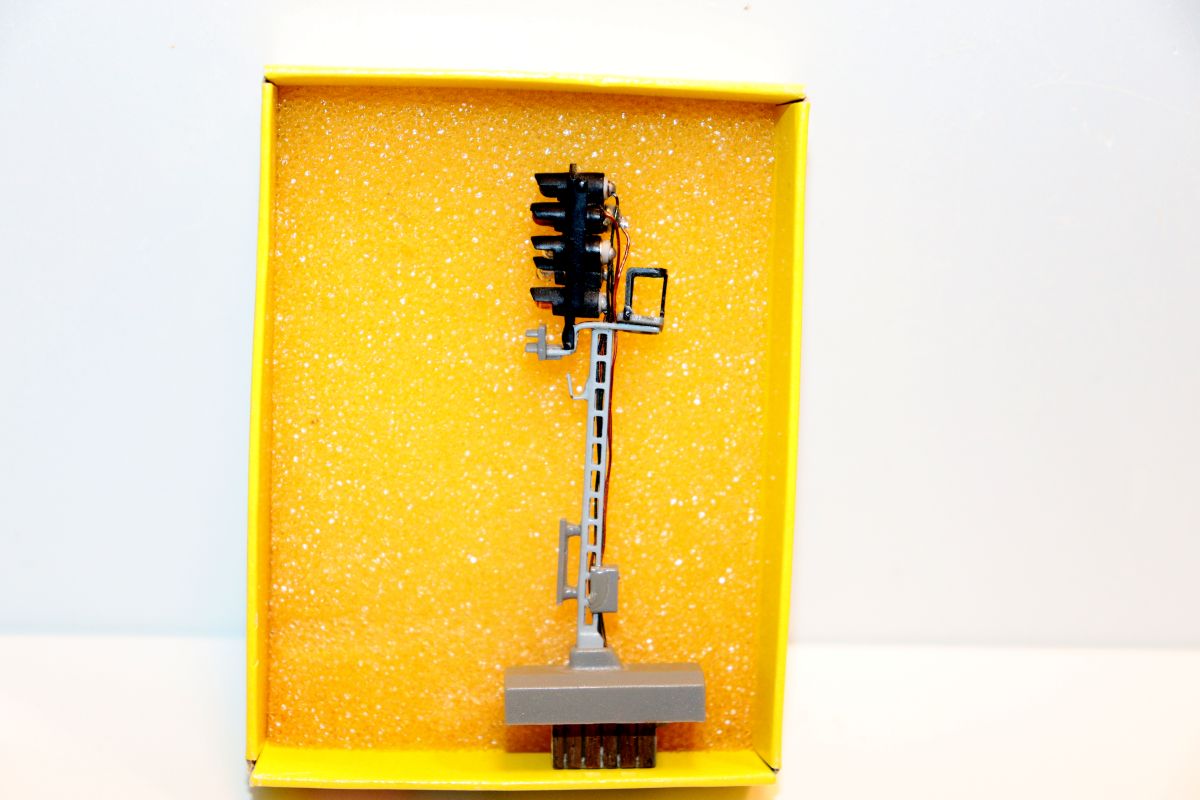 Brawa SW21871, light signal with plug-in base, for N gauge, with replacement packaging, 