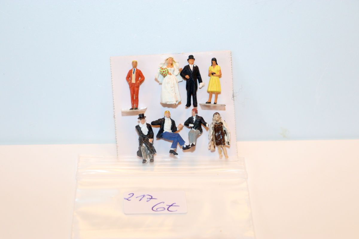 Model Figure Set No. 217, Bride and Groom with Wedding Guests, 8 pieces for H0 scale, in replacement packaging