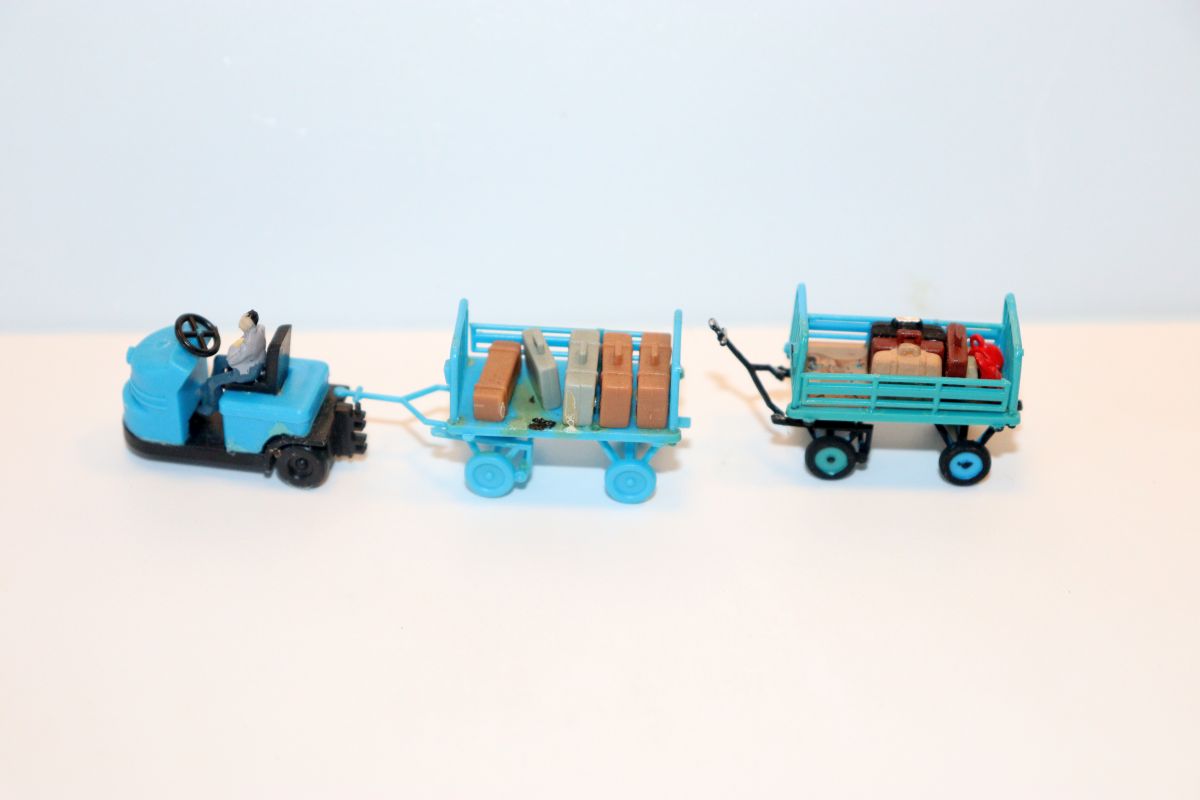 Model Figure Set No. 229: Luggage Transport Truck with 3 Trailers (loaded with suitcases and boxes), see photos, for H0 gauge, in replacement packaging