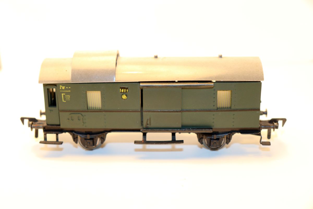 Fleischmann 1405, Personenwagen, Packwagen 1411 der DR, grün