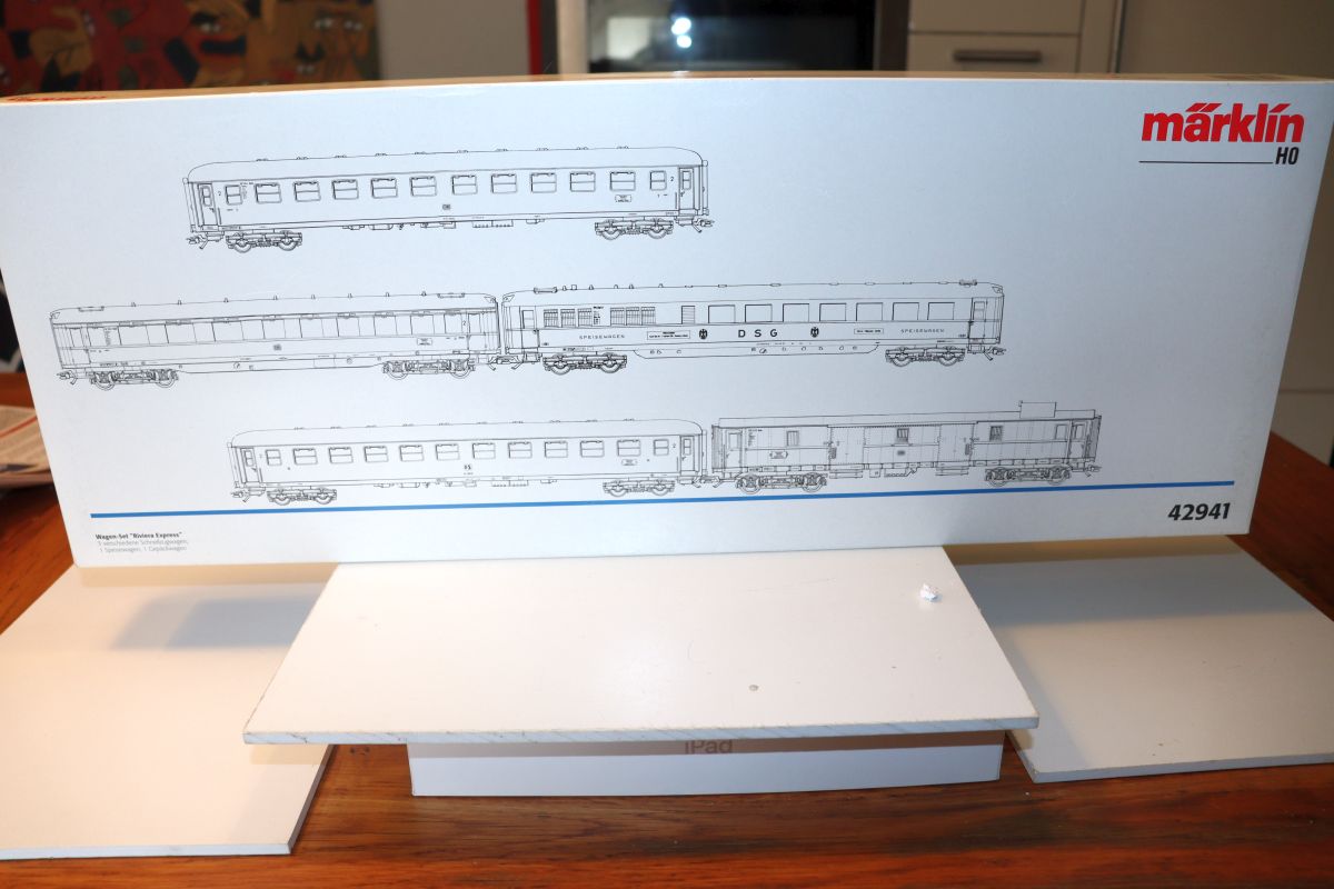 Märklin 42941, modified Riviera Express car set (consisting of 3 express train cars, 1 dining car, and 1 baggage car),
