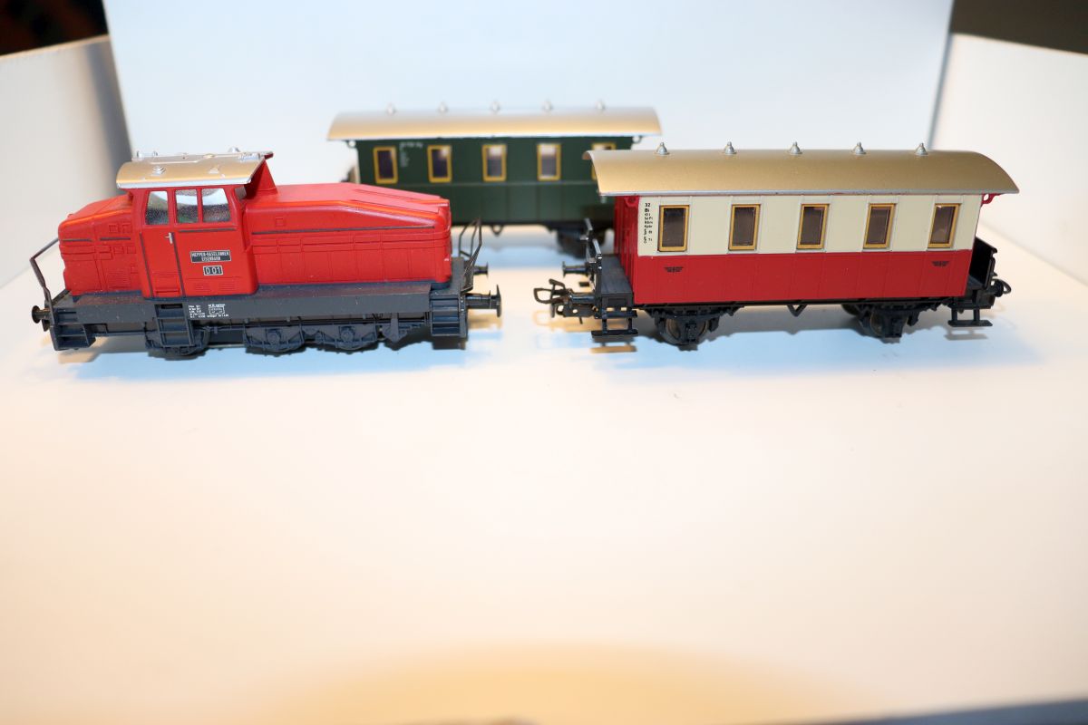 Märklin Train Set 12, “Passenger Train,” Digital Diesel Locomotive, red, with D01 lettering + Märklin 2nd Class Passenger Car, green + Passenger Car, red/beige, 