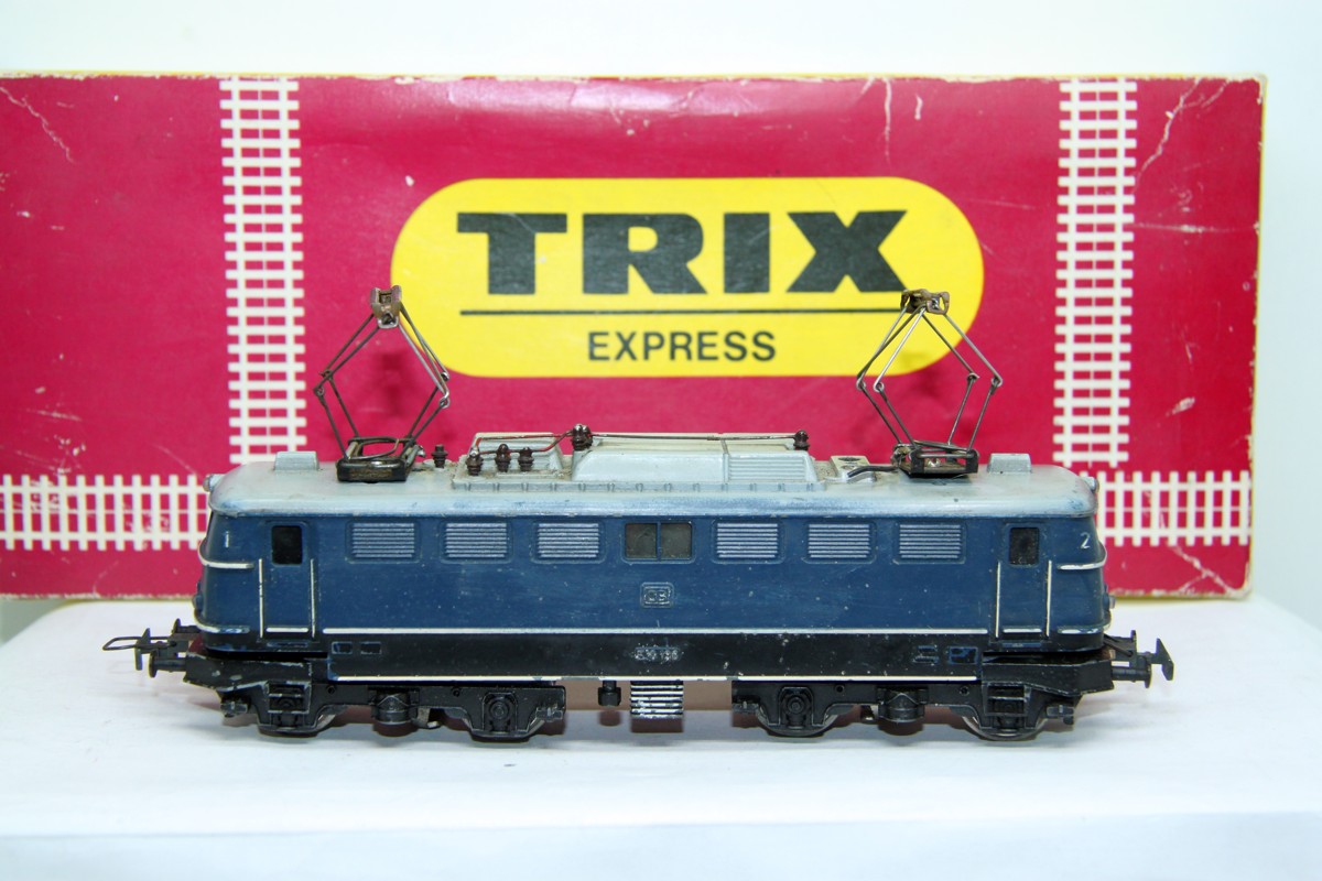 Trix Express 2243, E-Lok E10 138, SW15552, blau, bespielt, lag ca. 40 Jahre im Karton, eine Funktionsprüfung konnte mangels Trafo nicht durchgeführt werden, siehe Bilder, DC, Spur H0, mit Originalverpackung