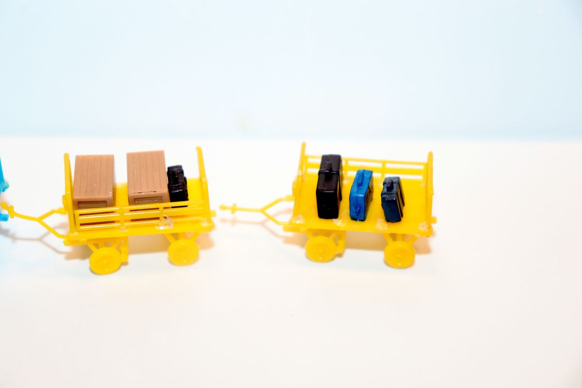 Model Figure Set No. 229: Luggage Transport Truck with 3 Trailers (loaded with suitcases and boxes), see photos, for H0 gauge, in replacement packaging