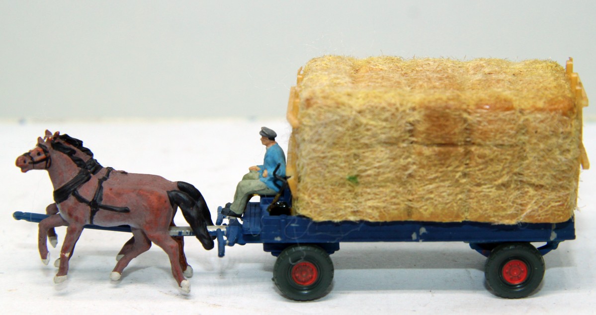 Modellbaufiguren Fuhrwerk 1, Pferdefuhrwerk mit Getreideballen, für Spur H0, in Ersatzverpackung