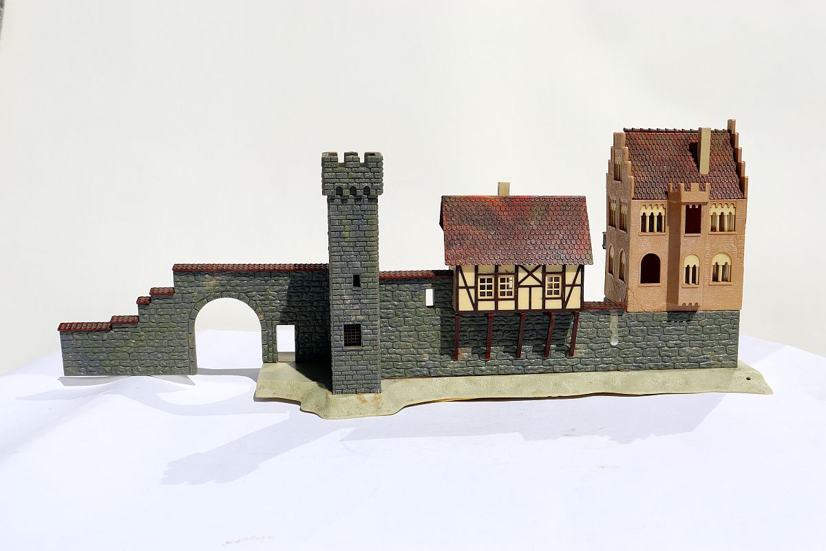 Model building SW19964, Faller 92301 N scale, town wall with integrated defence tower and old town, (already assembled from kit),