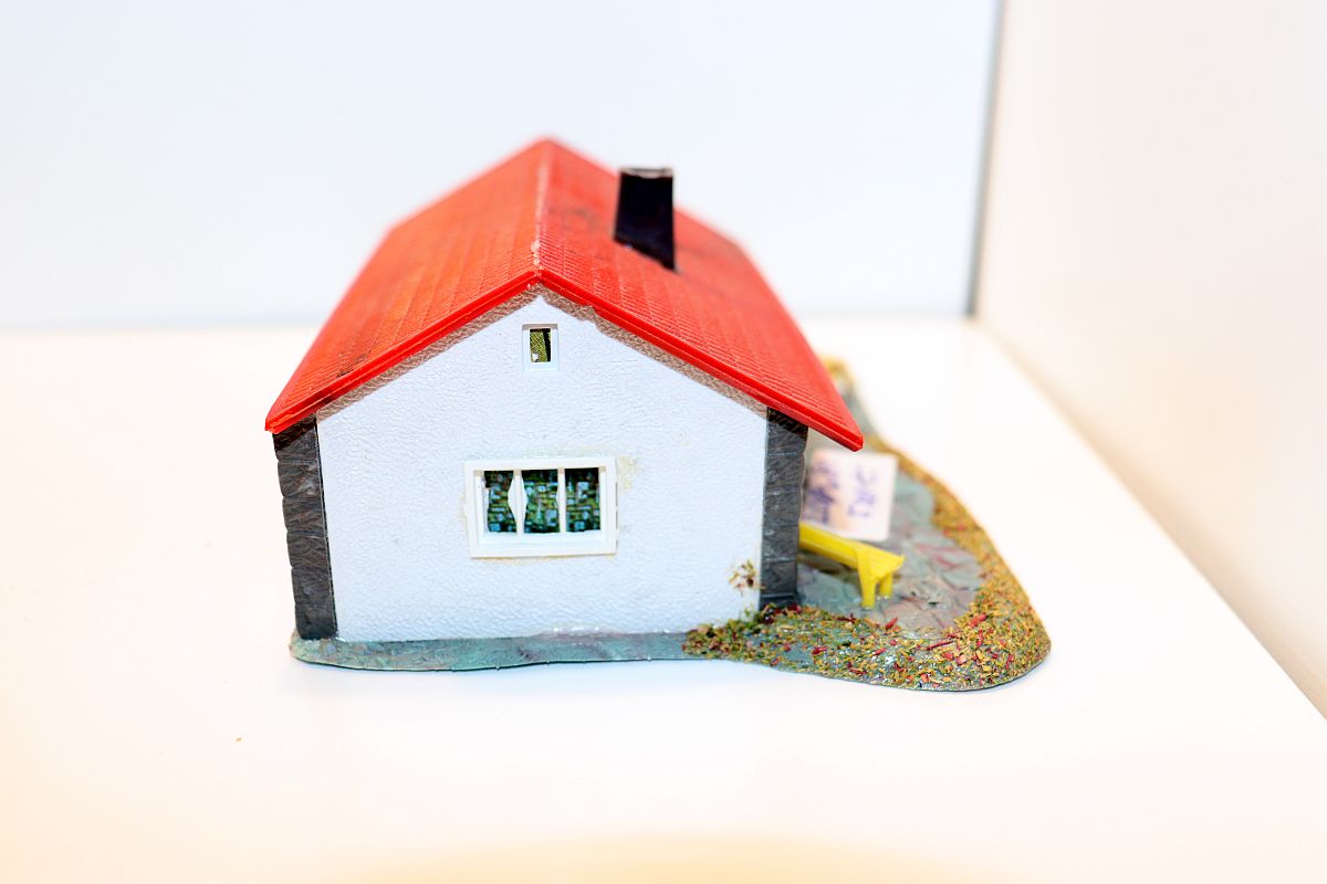 Model SW20681, Wiad 1017, old one-storey bungalow with garden bench, H0 scale, (already assembled from kit),