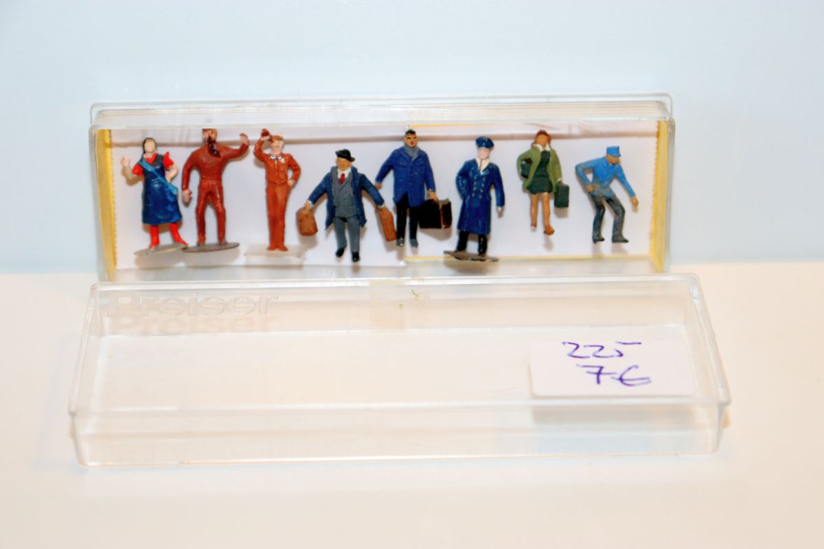 Model Figure Set No. 225, 225 different figures, 8 pieces for H0 scale, in replacement packaging Some of the figures were salvaged from the dismantling of a model railroad layout