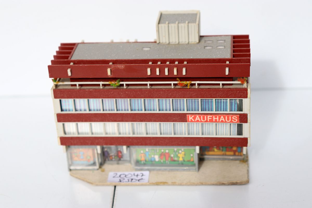 Modelling SW20047, department stores' 70s, gauge H0, (already assembled from kit),