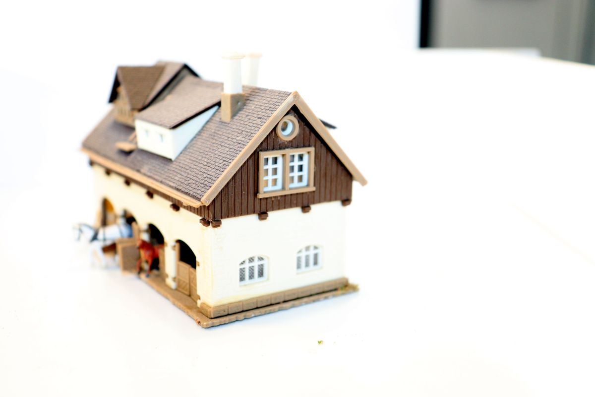 Model building SW21151, riding stable with apartment (already assembled from a kit, the item comes from a dismantled layout), for N gauge,