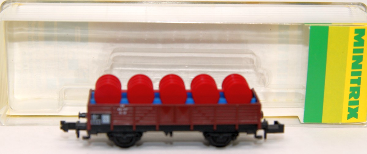 Minitrix 13513, Niederbordwagen mit Fässern, rot, DC, Spur N, in OVP