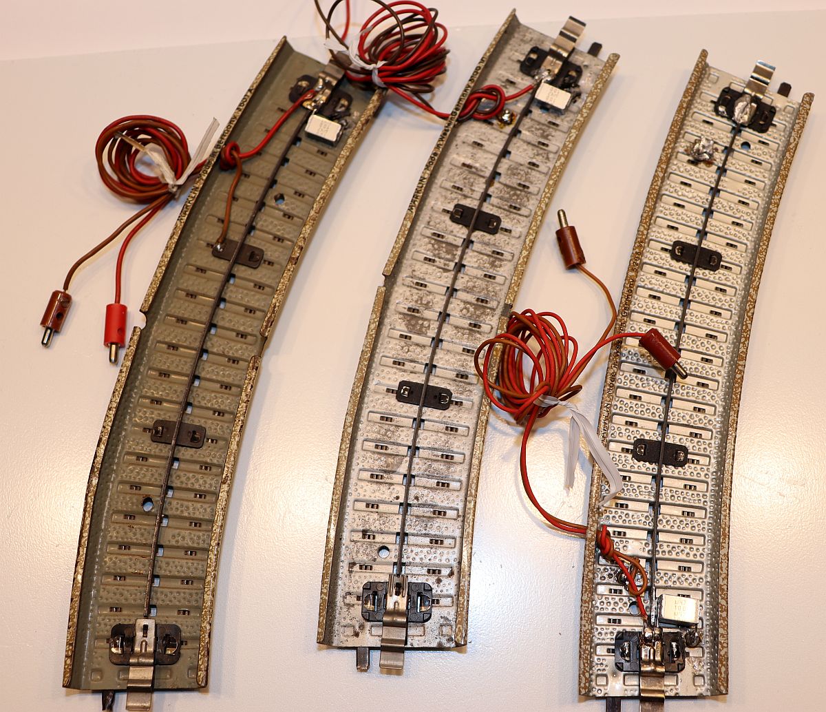 Märklin 5131-5100, Anschluss-Gleis mit Märklin 5100, mit 2 Anschlusskabel. Eingebauter Kondensator zur Funkentstörung,