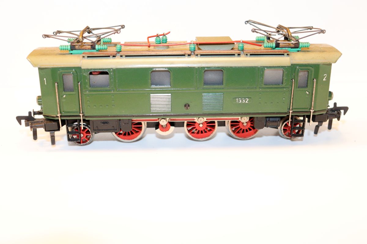 Fleischmann 1332, electric locomotive III E32 of the DB, full metal, green, DC, for gauge H0, see pictures,