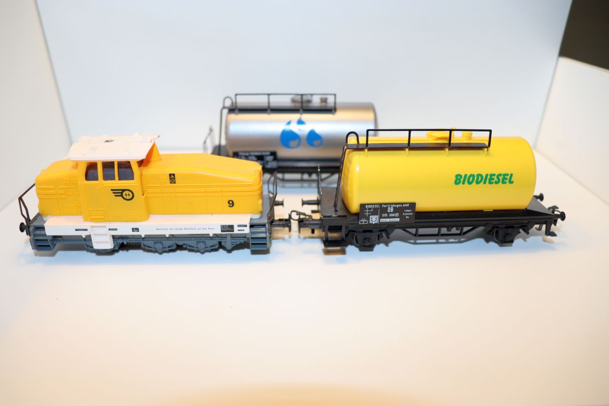 Märklin Train Set 14, “Gasoline Transport,” Digital Diesel Locomotive, yellow, with 2 tank cars, labeled BIODIESEL, yellow and tank cars silver,
