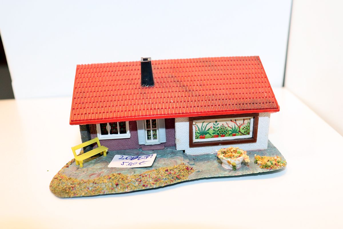Model SW20681, Wiad 1017, old one-storey bungalow with garden bench, H0 scale, (already assembled from kit),