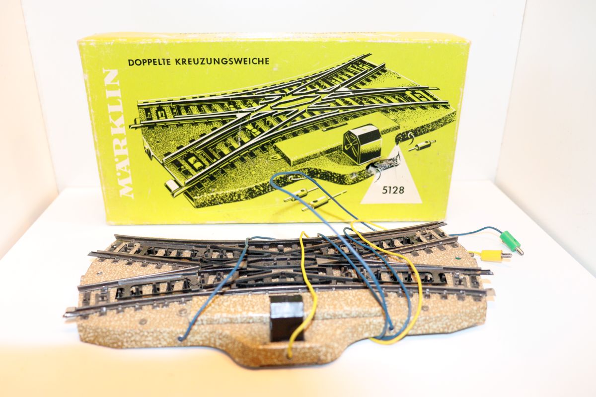 Märklin 5128, Double crossing turnout for metal track, electromagnetic drive. 