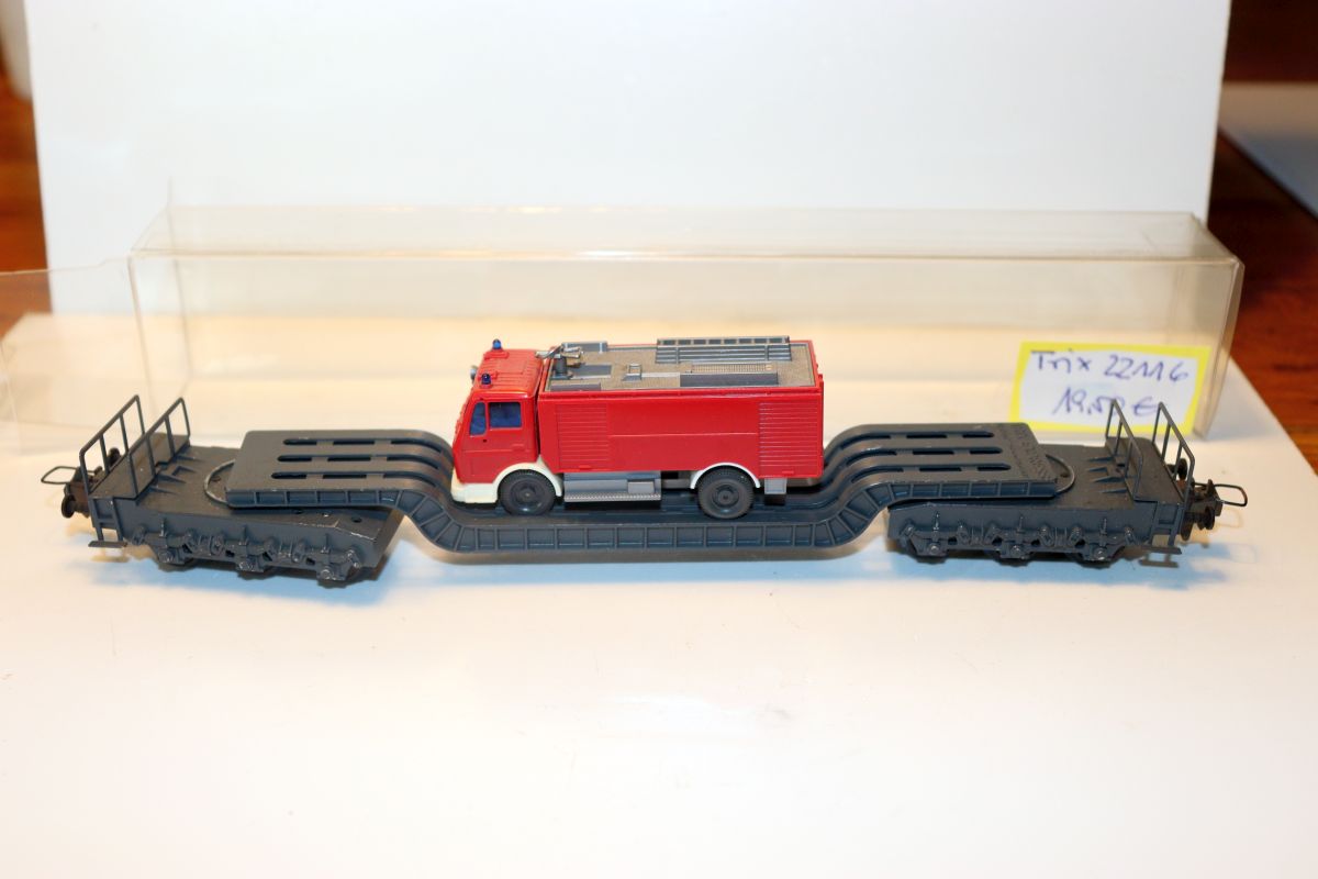 Trix Express SW22116, low-bed trailer loaded with a Wiking fire truck, see photos, DC, 
