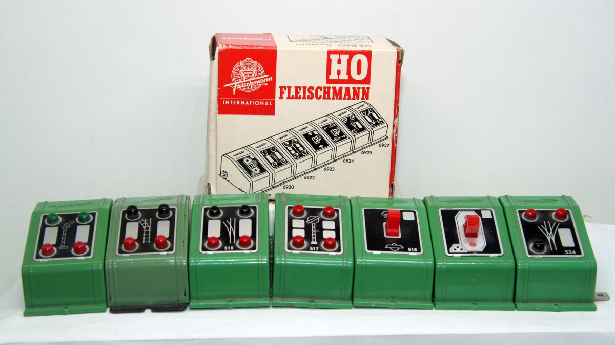 Fleischmann 6921, Signal-Stellpult, Spurneutral, DC. Der Preis gilt für 1 Stellpult