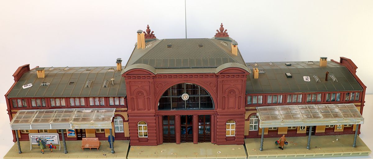 Modelling SW19969, Faller main station, consisting of three parts, (already assembled from kit), for H0 gauge, 
