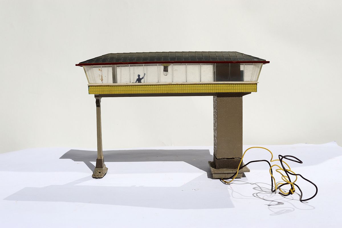 Modelling SW19968, large signal box, (already assembled from kit), for H0 gauge,