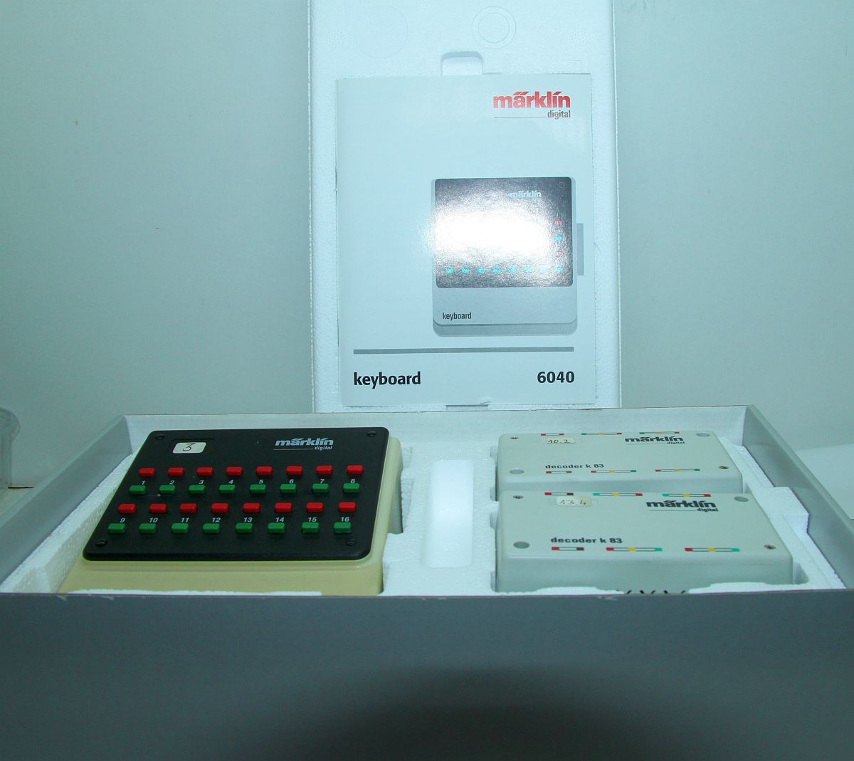 Märklin 60401, Einstiegset "Digital Schalten". Bestehend aus einem Keyboard (Digital-Stellpult, Nr. 6040) und 4 Decoder k 83