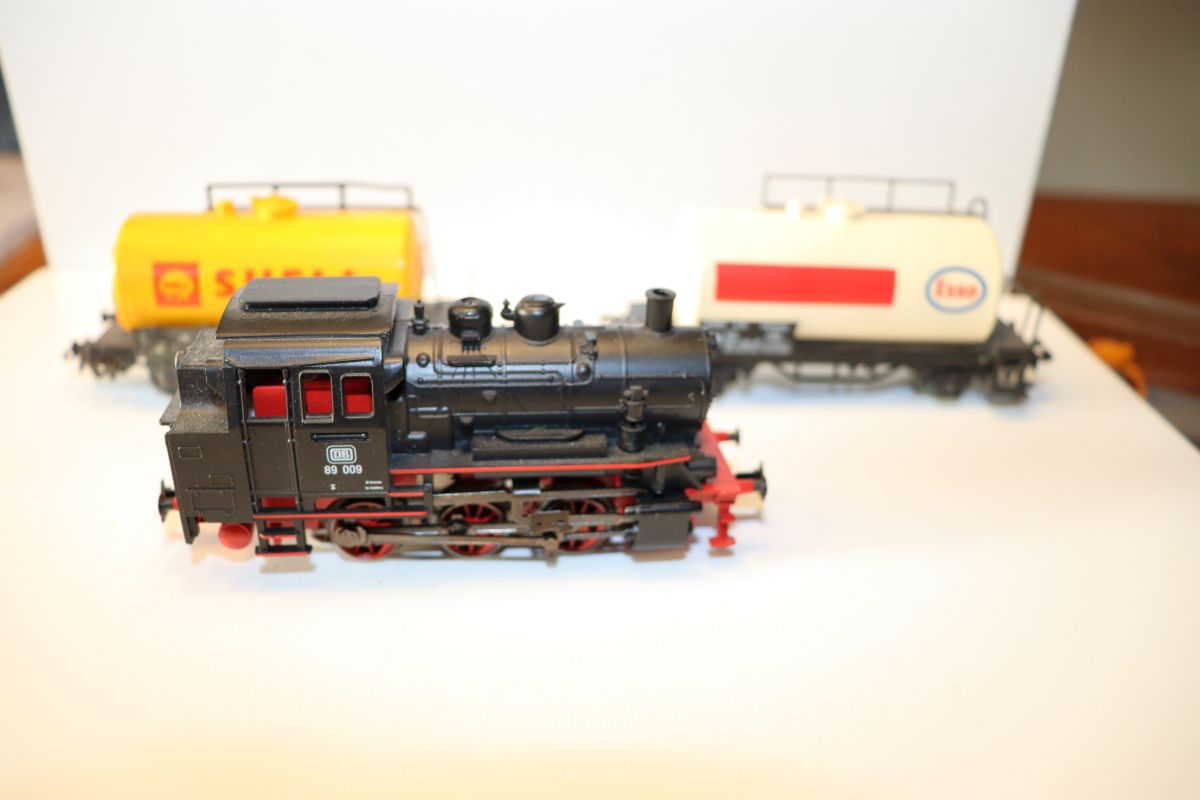 Märklin Zug Set 17, "Tankwagenzug",  Digitale Dampflok BR 89 009 der DB, schwarz , + 2 Tankwagen