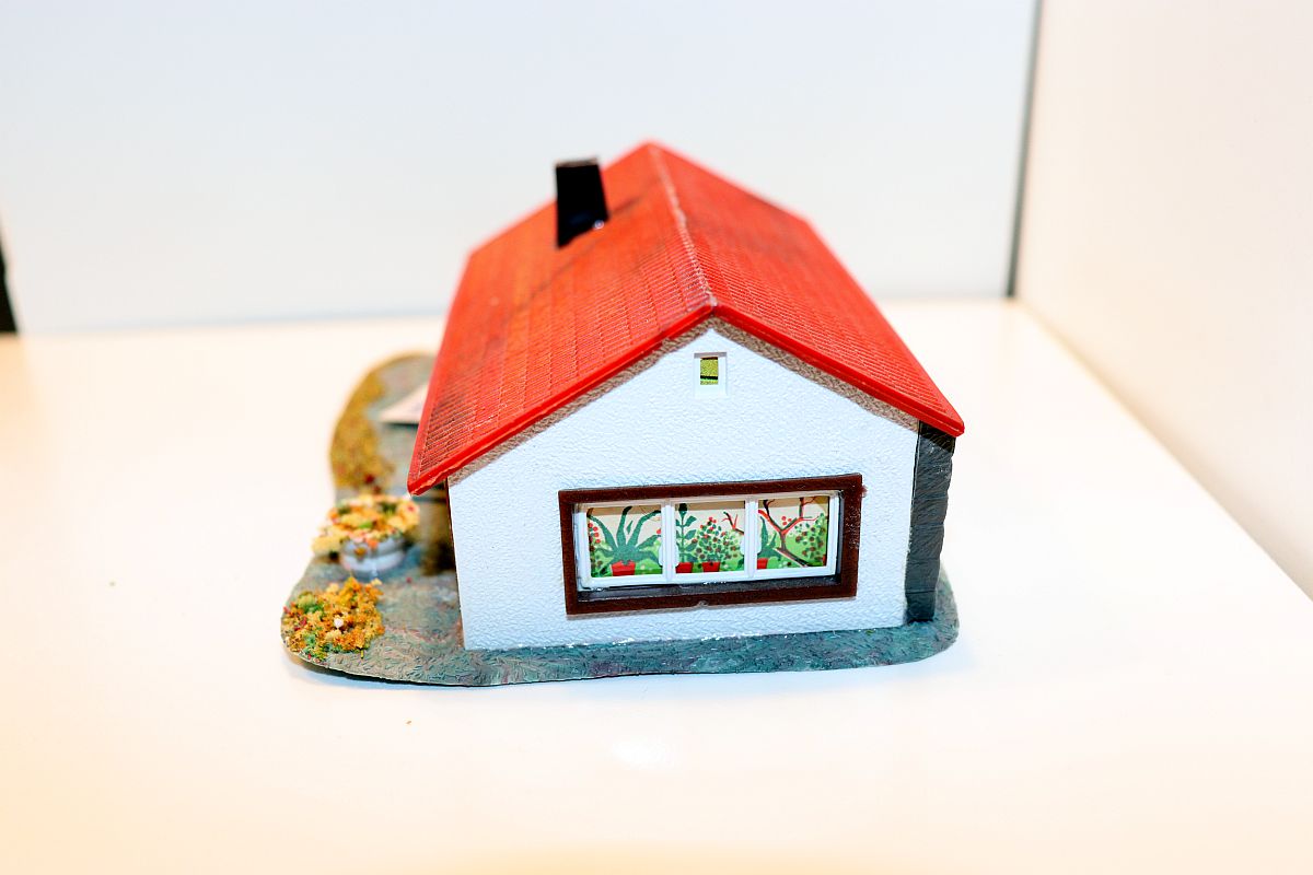 Model SW20681, Wiad 1017, old one-storey bungalow with garden bench, H0 scale, (already assembled from kit),