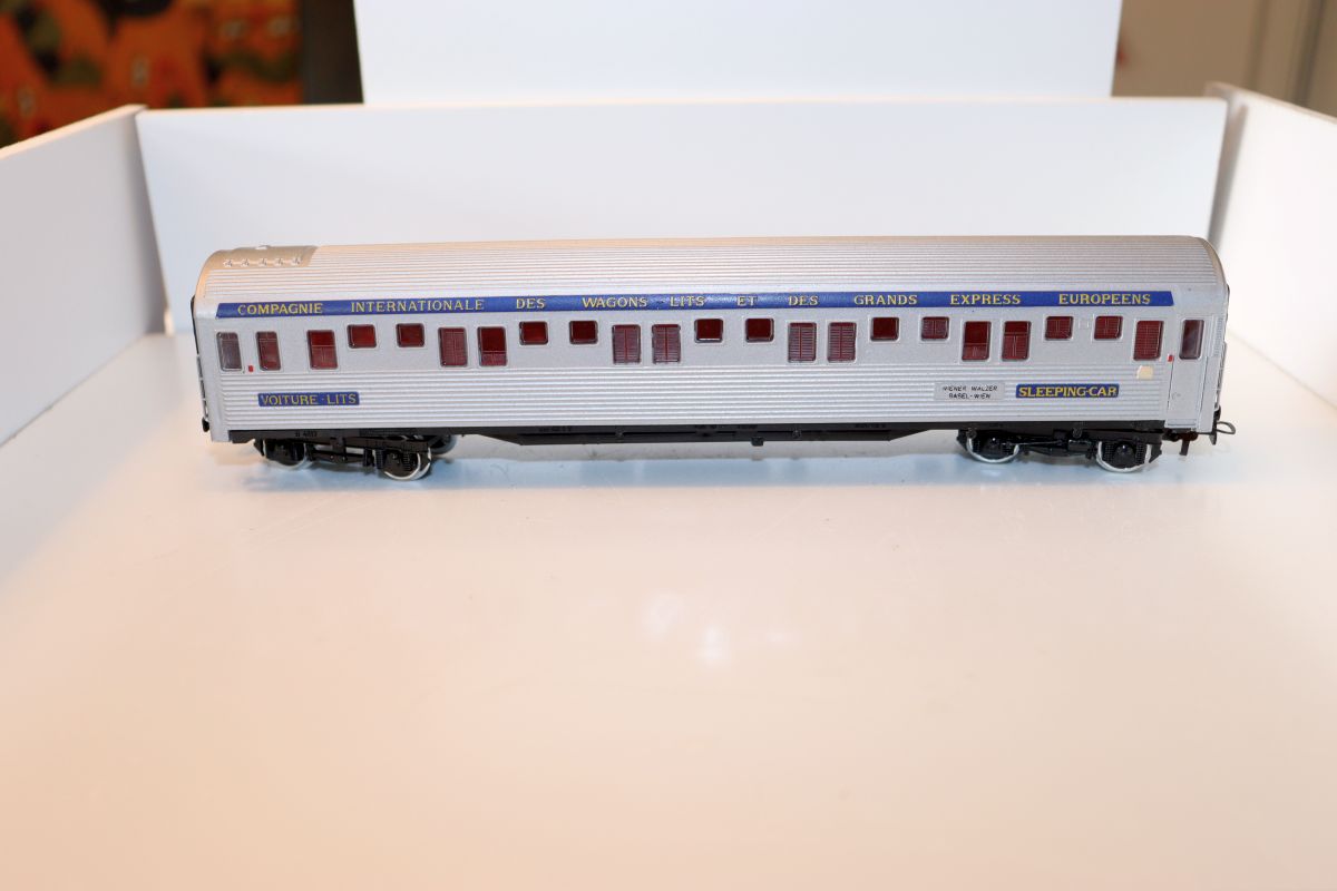 Kleinbahn 385, 4-axle sleeping car, silver-gray with longitudinal corrugations, inscription “Wiener Walzer, Basel-Vienna”, U-couplers, DC, for gauge H0, see pictures