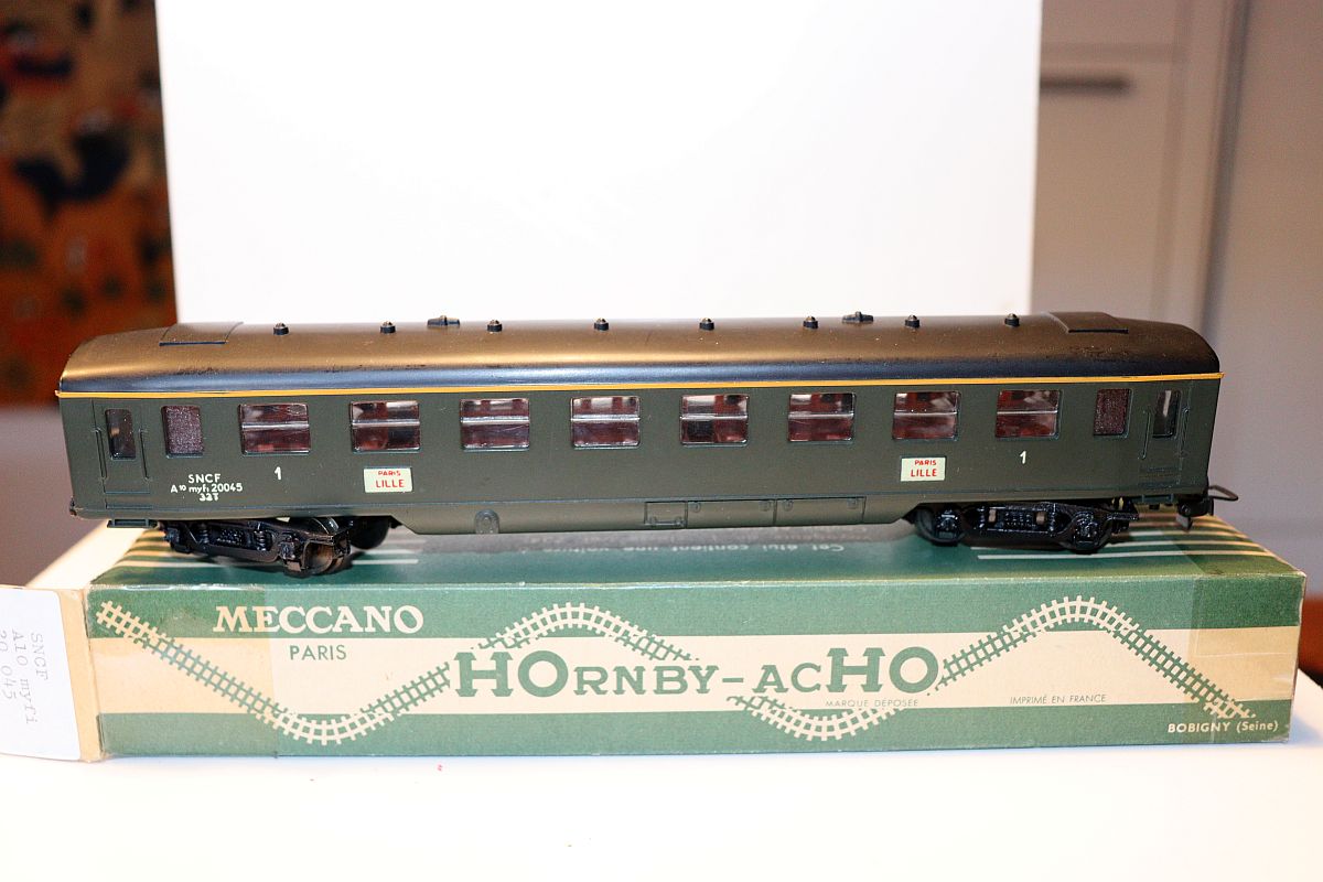 Hornby 734, 1st class passenger coach (SNCF Amy 12512), green, AC, for gauge H0, with original packaging.