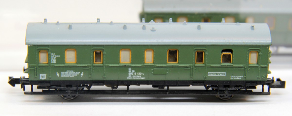  MINITRIX 3061, Wohn-Schlafwagen der DB 992 9 130-4, Epoche IV, grün, DC, Spur N, in ErsatzVP