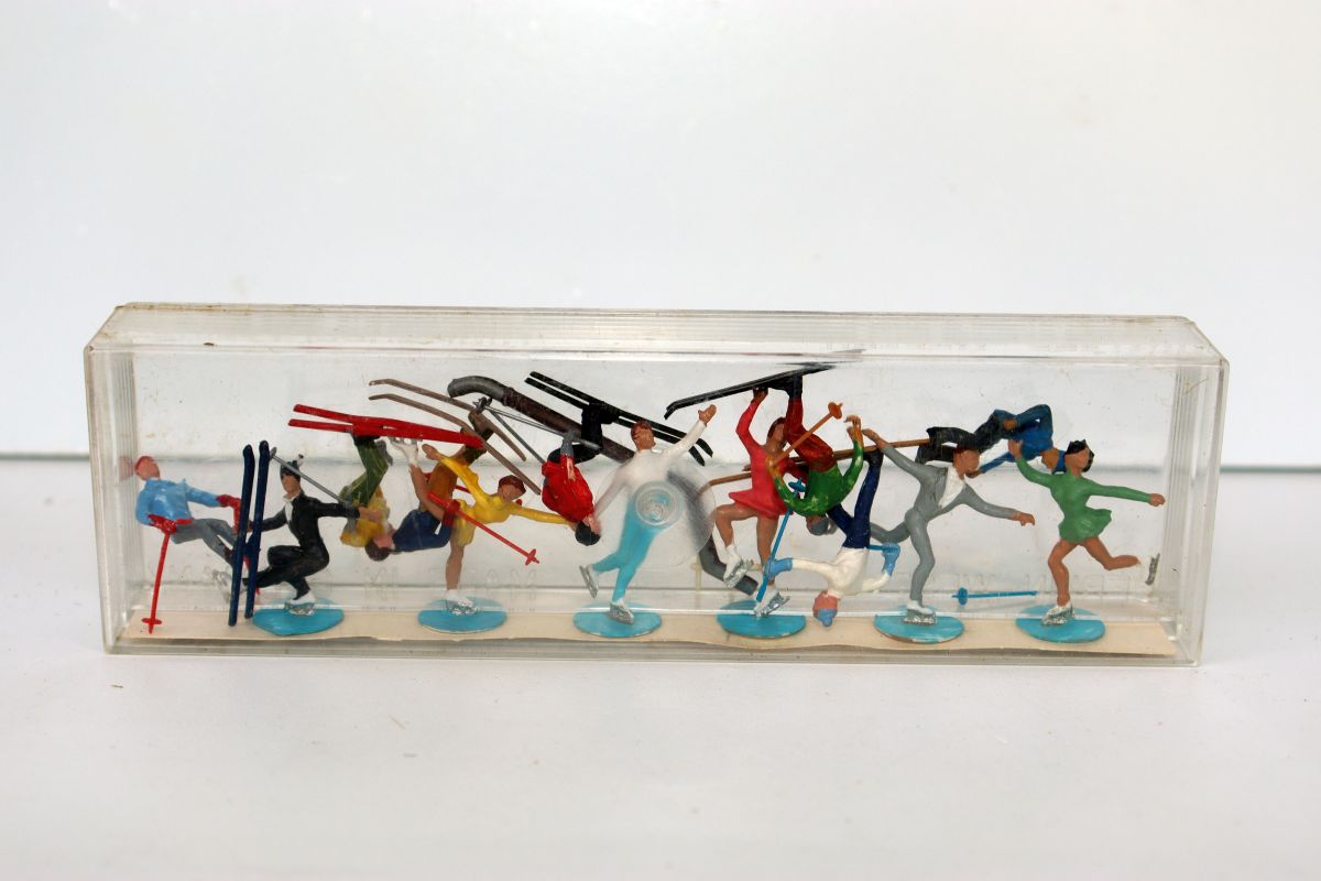Merten 2221 + Set von Skifahrer, 6 Eiskunstläufer +  6 Skifahrer