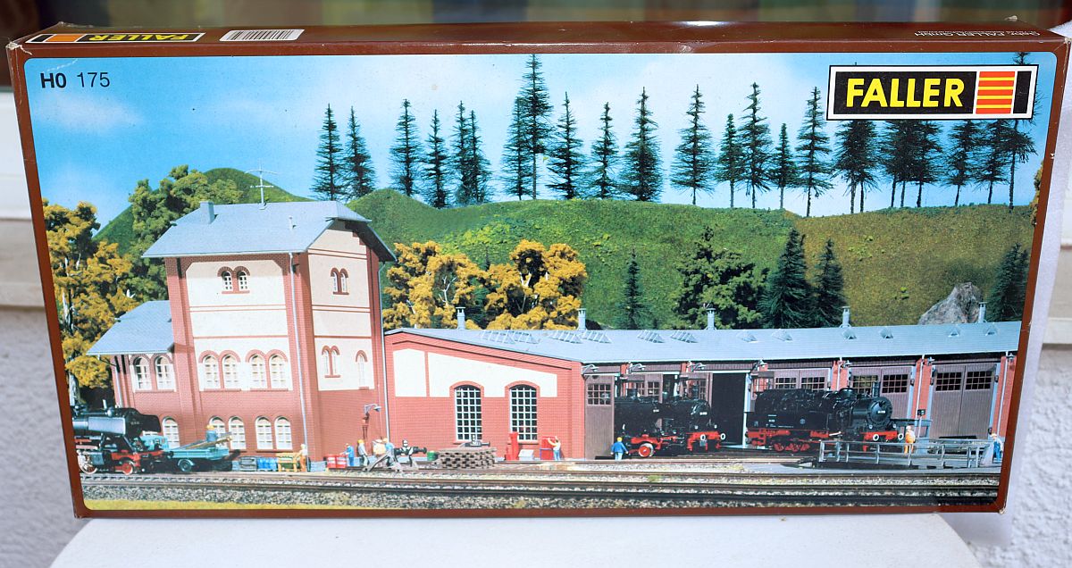 Model locomotive shed, SW19238