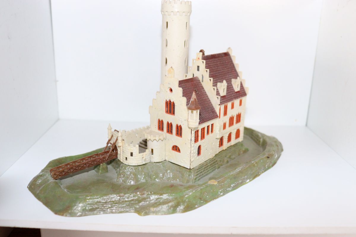 Model kit SW21660, castle with moat and tower (already assembled from a kit, the item comes from a dismantled layout), for HO scale,