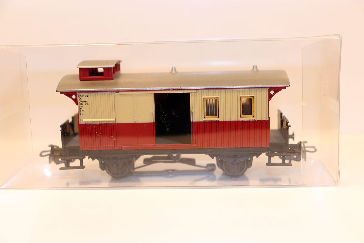 Märklin 4108, Personenzug-Gepäckwagen, mit Schleifer und Beleuchtung, beige/rot, AC, Spur H0, ohne Originalverpackung
