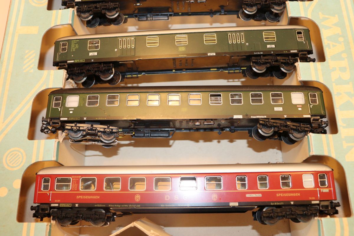 Märklin 3148, Schnellzug-Set, beinhaltend: Dampflok BR 01097, Guss; 4 Stück D-Zugwagen; 1 Paar Handweichen, 