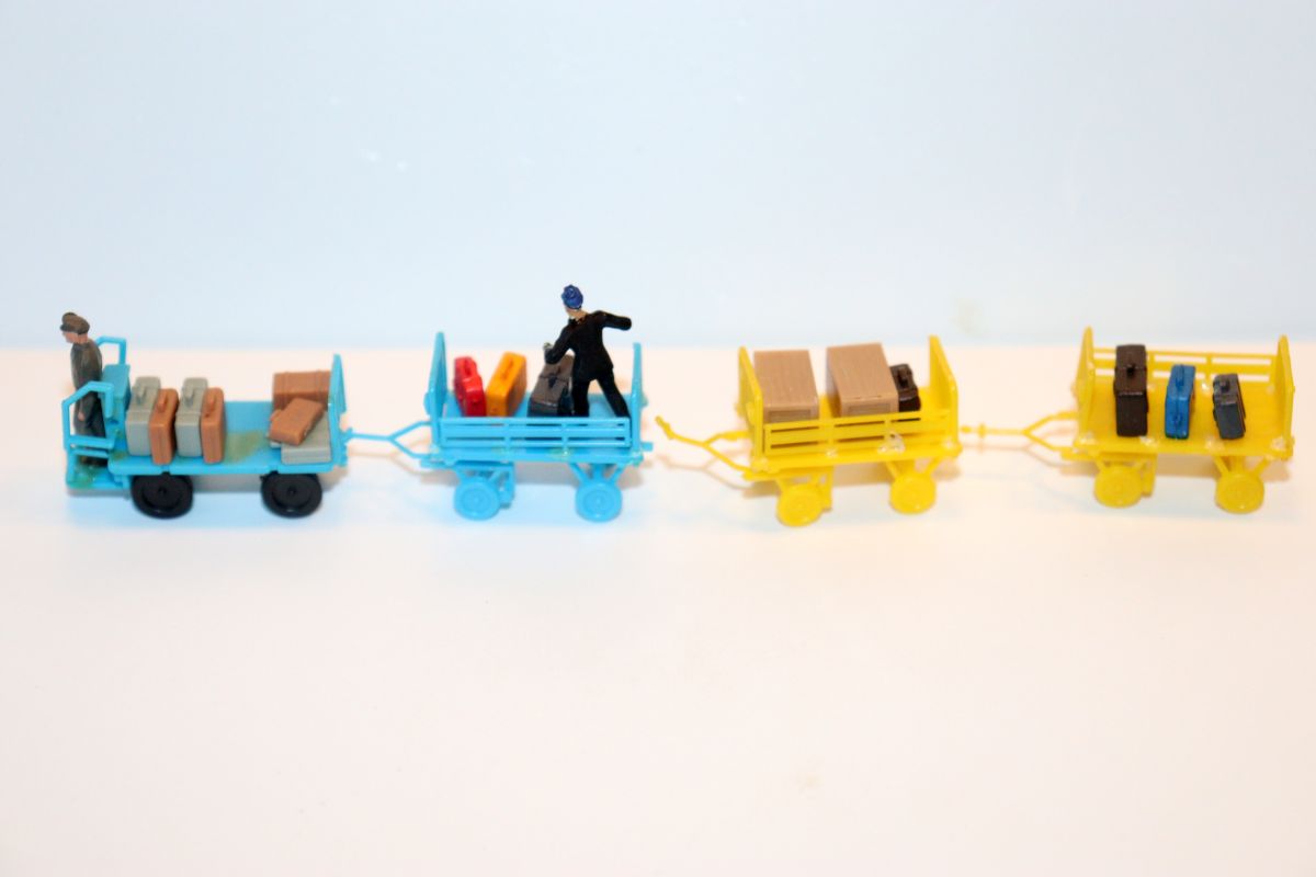 Model Figure Set No. 229: Luggage Transport Truck with 3 Trailers (loaded with suitcases and boxes), see photos, for H0 gauge, in replacement packaging