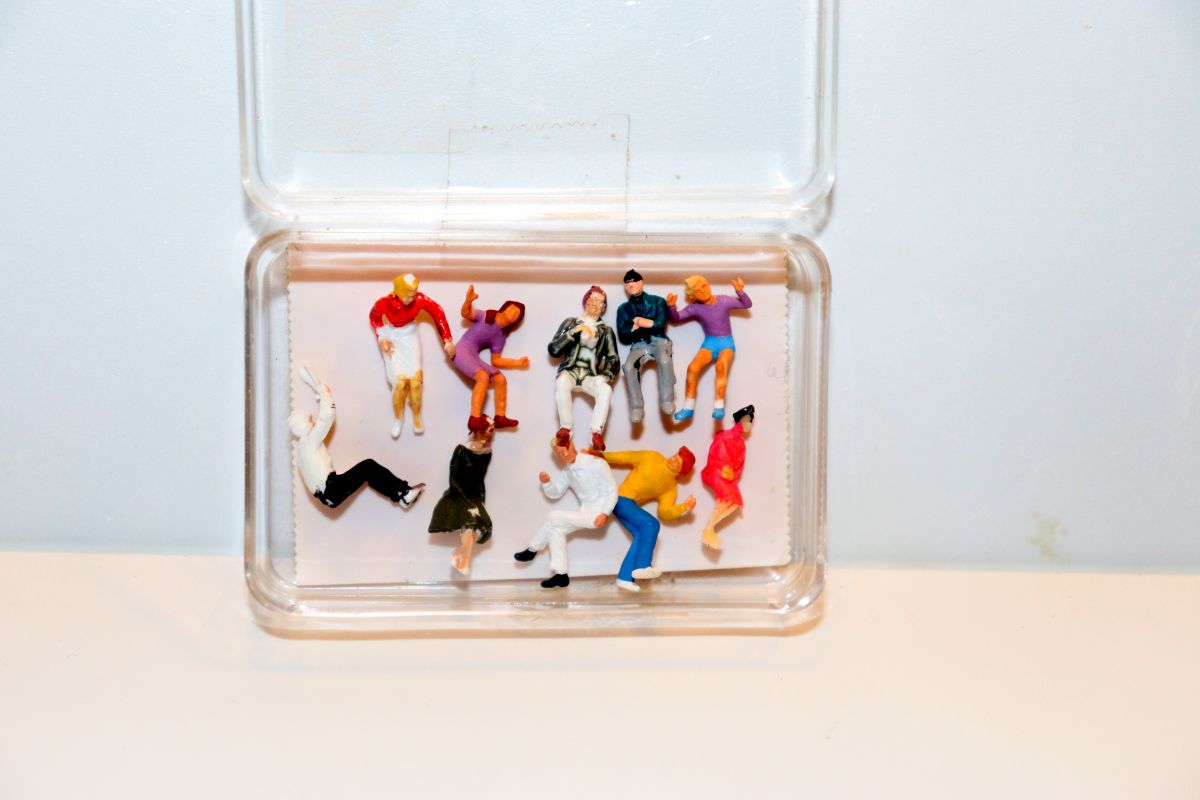 Model Figure Set No. 226, assorted seated figures for chairs/benches or passenger cars, 10 pieces for H0 scale, in replacement packaging
