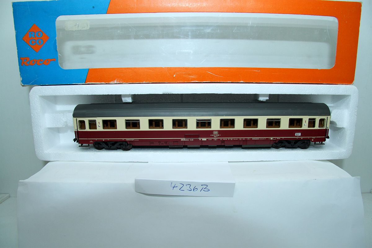 Roco 4236B, Personenwagen 1. Klasse der DB, beige/rot, Epoche 4