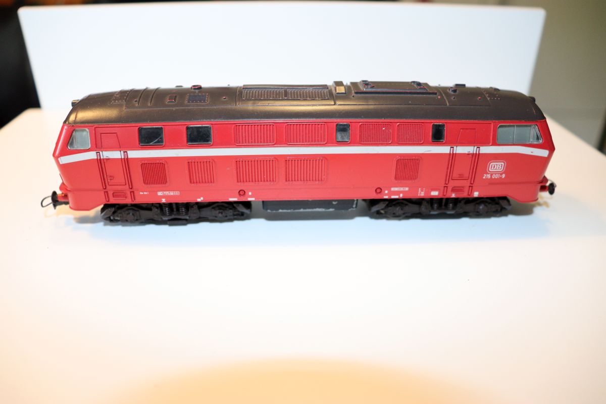 Roco SW20878, Diesel locomotive BR 215 001-9 of the DB, red, DC, for gauge H0, see pictures