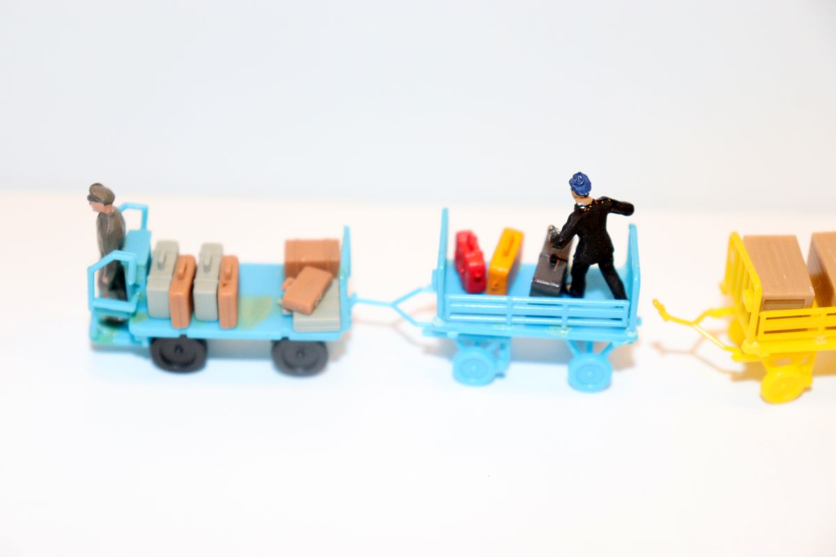 Model Figure Set No. 229: Luggage Transport Truck with 3 Trailers (loaded with suitcases and boxes), see photos, for H0 gauge, in replacement packaging