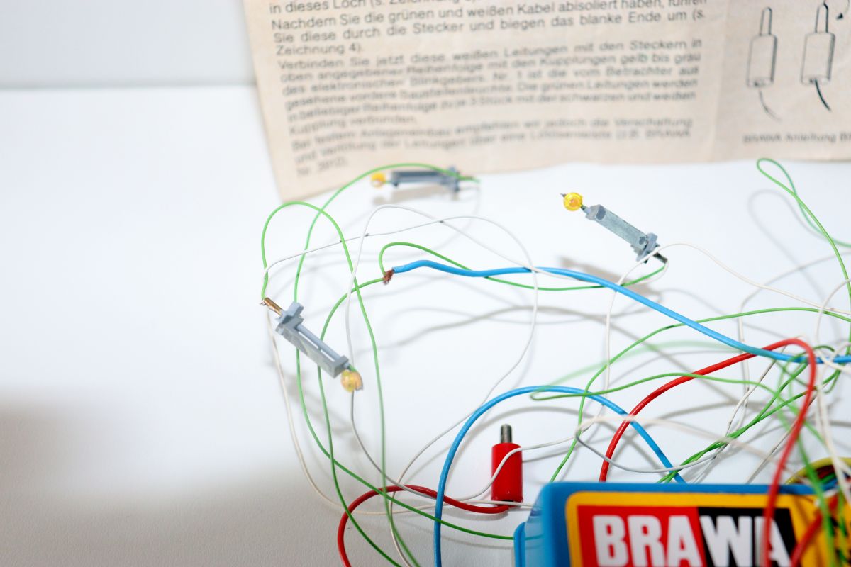 Brawa 5579, Blinkgeber für Baustellen,  Reihenblitz 6-fach elektronisch inklusive Anleitung  und  vier Baustellenleuchten