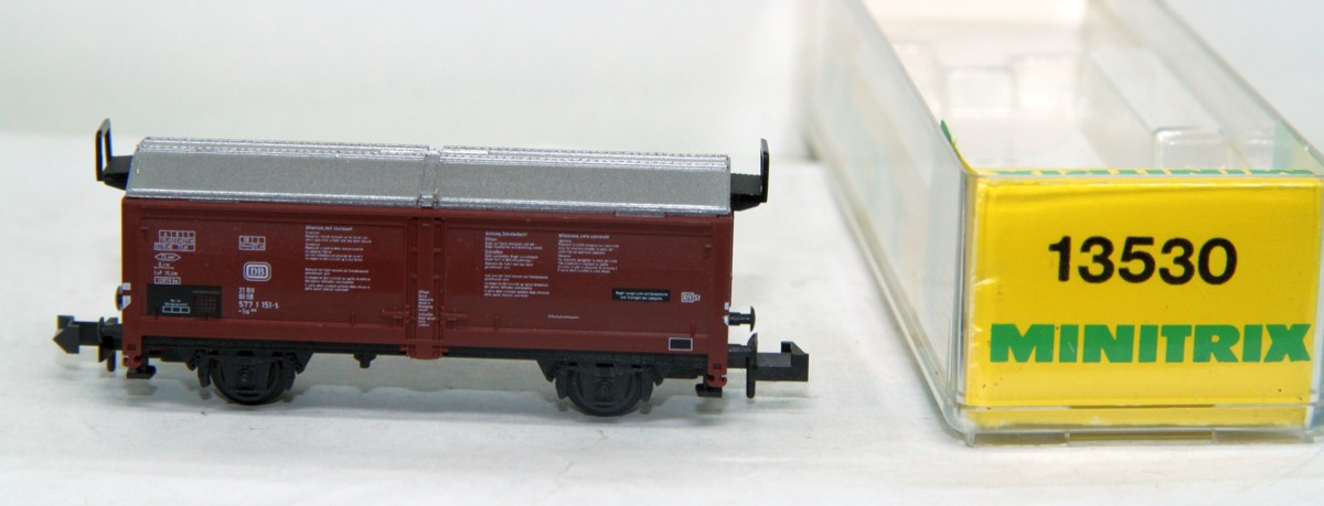 Minitrix 13530, Hubschiebedach-/Schiebewandwagen, Gattung/Bauart Tis 858, Kmmgks 58, 2-achsig, braun, DC, Spur N, in Originalverpackung