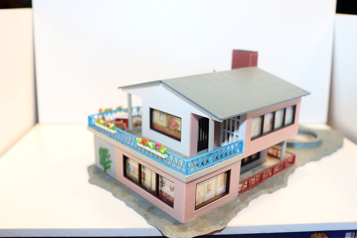 Model building SW20384, commercial building with swimming pool, H0 scale, (already assembled from kit), 