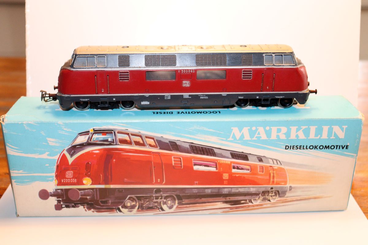 Märklin 3021, diesel locomotive series V 200 of the DB red / blue-gray, digitized, AC, gauge H0,