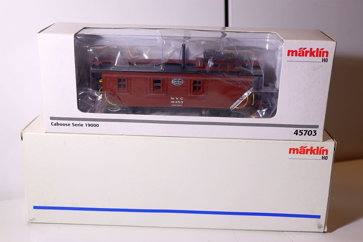 Märklin 45703, Güterzugbegleitwagen Caboose Serie 19000 der New York Central System, rotbraun